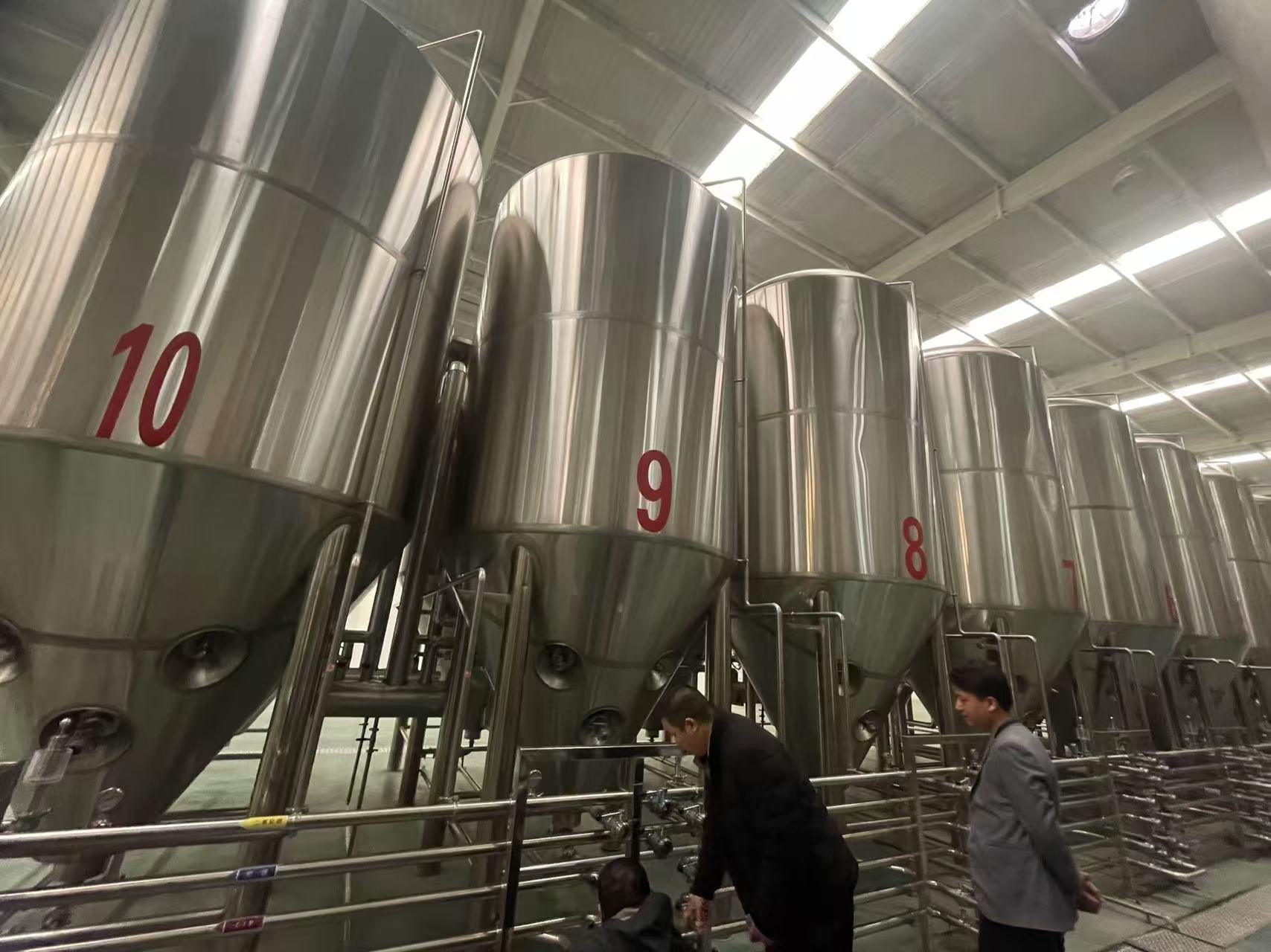 青山精酿啤酒设备厂—平面布置、设备设计、制造、调试、培训等一条龙服务